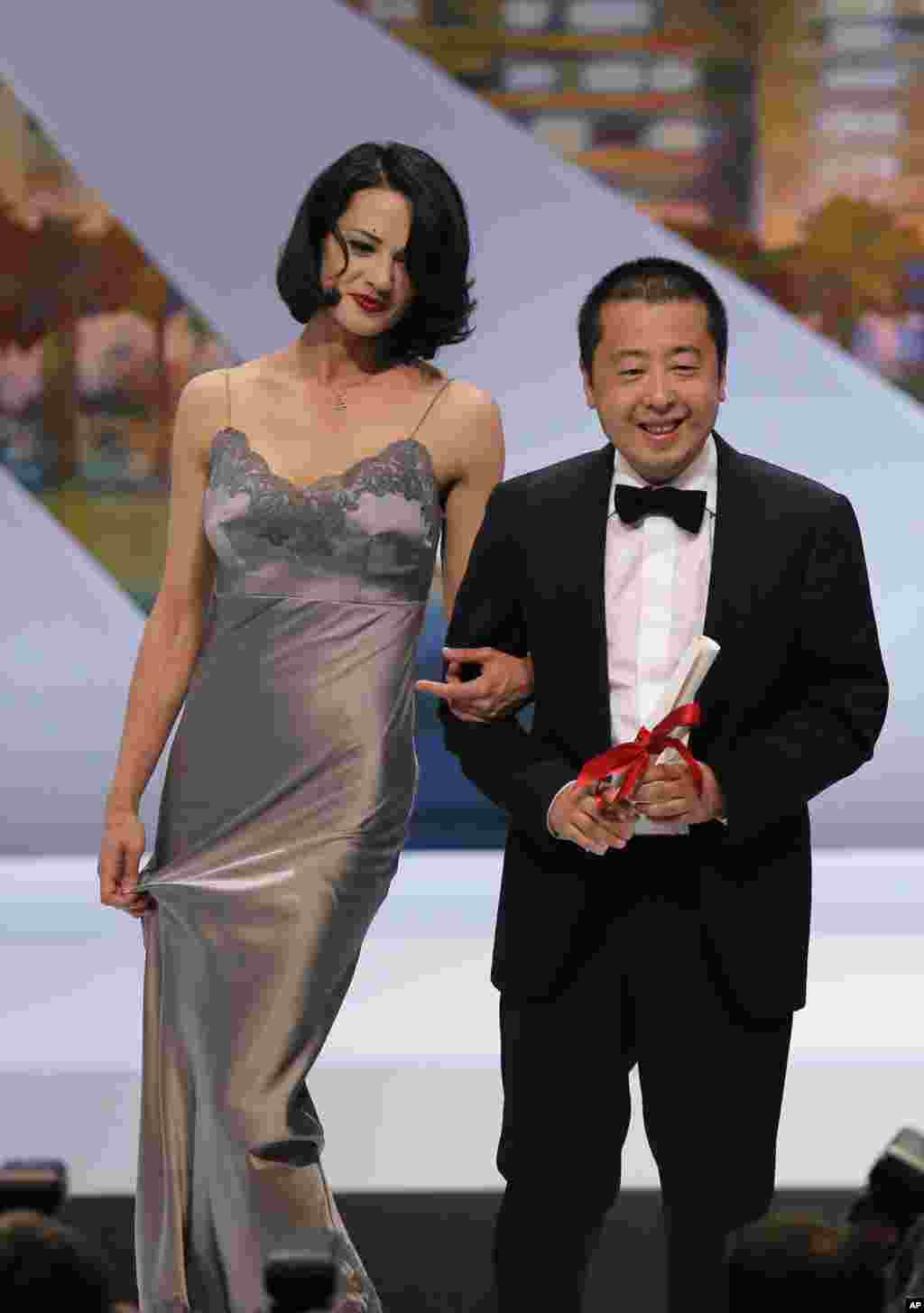 美国演员艾莎·阿奎多(Asia Argento) 和中国电影导演贾樟柯在戛纳电影节颁奖典礼上。艾莎·阿奎多颁奖给贾樟柯(2013年5月26日)。美国杂志《纽约客》报道,女演员艾莎·阿奎多和露西亚·埃文斯(Lucia Evans)实名接受录音采访,指控温斯坦强奸过她们。另一位指控温斯坦强奸的女子决定不透露姓名。