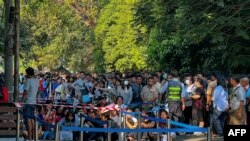 စစ်မှုမထမ်းမနေရဥပဒေ ပြဌာန်းပြီးနောက် ထိုင်းနိုင်ငံသံရုံးရှေ့မှာ ဗီဇာလာလျှောက်သူတွေ သံရုံးဖွင့်ဖို့ ကြိုတင်စောင့်ဆိုင်းနေကြစဥ်။ (ဖေဖေါ်ဝါရီ ၁၆၊ ၂၀၂၄)