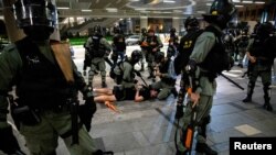 香港防暴警察在逮捕一名反送中示威者。(2019年10月13日)