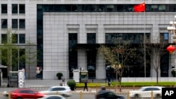 北京的中国商务部门前车如流水(2018年4月6日)。商务部国际贸易经济合作研究院是中国官方成立的“美国研究智库联盟”的一部分。
