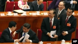 2013年3月5日,中国人大会议开幕式之后,习近平、李克强、王岐山和胡锦涛、温家宝。其中三人名列最近十位中国观察家心目中中国最有影响的五人榜。