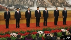 2012年11月15日中共中央新常委集体在人民大会堂亮相。左起:张高丽、刘云山、张德江、习近平、李克强、俞正声和王岐山