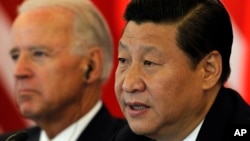 资料照:时任中国国家副主席习近平在北京接待到访的时任美国副总统拜登。(2011年8月19日)