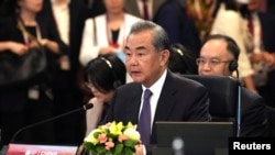 中国外交部长王毅2023年7月13日在东盟外长会议上发言。(媒体联访照片)