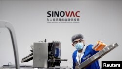 工人正在包装中国科兴公司生产的新冠疫苗。(资料照)