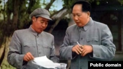 1955年,掌管中南海警卫工作的中央军委警卫局负责人汪东兴少将与毛泽东合影(中国老照片)