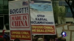 菲律宾人在中国领馆外抗议中国填海造岛 菲律宾人在中国领馆外抗议中国填海造岛