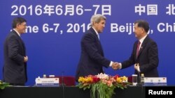 美国国务卿克里与中国副总理汪洋在美中战略与经济对话上握手(2016年6月7日)