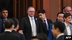 澳大利亚总理阿尔巴尼斯(中)于2023年11月5日抵达上海参加第六届中国国际进口博览会(CIIE)开幕式。(法新社)
