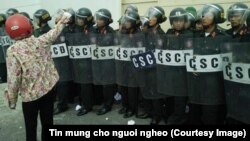 Một người biểu tình đứng trước lực lượng cảnh sát cơ động bên ngoài nhà máy Formosa hôm 2/10.