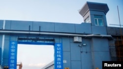 资料照:新疆一处中国官方称为职业训练中心的大门。(2018年9月4日)