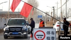 北京通往河北省的郊区村镇道路被封。(2021年1月12日)
