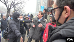 中国警察和便衣在北京庭审中国人权律师浦志强案的法庭外驱赶外国记者 (美国之音记者 叶兵拍摄 2015年12月1日)