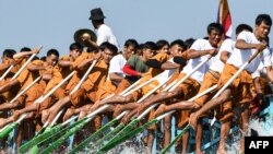 ရှမ်းပြည်နယ်၊ အင်းလေးကန်မှာကျင်းပတဲ့ ဖောင်တော်ဦးဘုရားပွဲတော်က ခြေနဲ့ခတ်တဲ့ လှေလှော်ပြိုင်ပွဲ။ (အောက်တိုဘာ ၁၉၊ ၂၀၂၃/AFP)