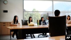 康涅狄格州大学大二学生杨安怡(左)来自北京,她参加了学校中国学生与学者协会的一场会议(2015年9月18日)