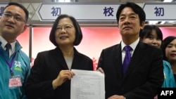 台湾总统蔡英文和竞选副手赖清德(右)在台北的中央选举委员会完成登记,正式成为民进党2020大选总统和副总统候选人。(2019年11月19日)