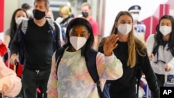 参加东京奥运会的美国女子体操队员抵达东京成田国际机场(2021年7月15日)