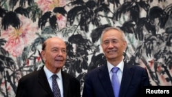 美国商务部长罗斯(左)在北京钓鱼台国宾馆与中国国务院副总理刘鹤会晤。(2018年6月3日)