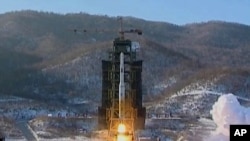 2012年12月12日,朝鲜银河三号火箭发射升空。