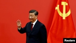 资料照:中共领导人习近平带领中共新一届中央政治局常委与中外媒体见面期间招手。(2022年10月23日)