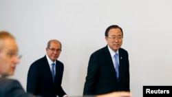 联合国秘书长潘基文(右)同禁止化学武器组织的总干事艾哈迈德. 尤祖姆居(中)2013年4月8日抵达海牙的禁化武组织的新闻记者会。