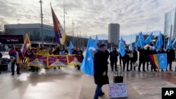 资料照片:支持藏人和维吾尔人的活动人士在瑞士日内瓦联合国办事处外抗议他们认为不公平的中国政府政策。(2024年1月23日)