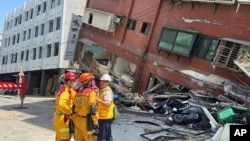 大地震后,救援人员2024年4月3日来到台湾花莲一座部分倒塌的楼房外展开营救。(台湾政府照片)