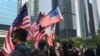 香港反送中运动示威者挥舞美国国旗(美国之音黎堡)