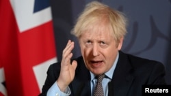 资料照:英国首相约翰逊在唐宁街举行记者会。