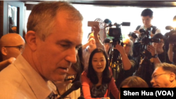 香港外国记者会副主席马凯(Victor Mallet)(美国之音记者申华 拍摄)