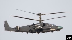 Російський ударний вертоліт Ка-52 під час Дубайського авіасалону в Об’єднаних Арабських Еміратах, 15 листопада 2023 р. (Фото: AP Photo/Jon Gambrell)