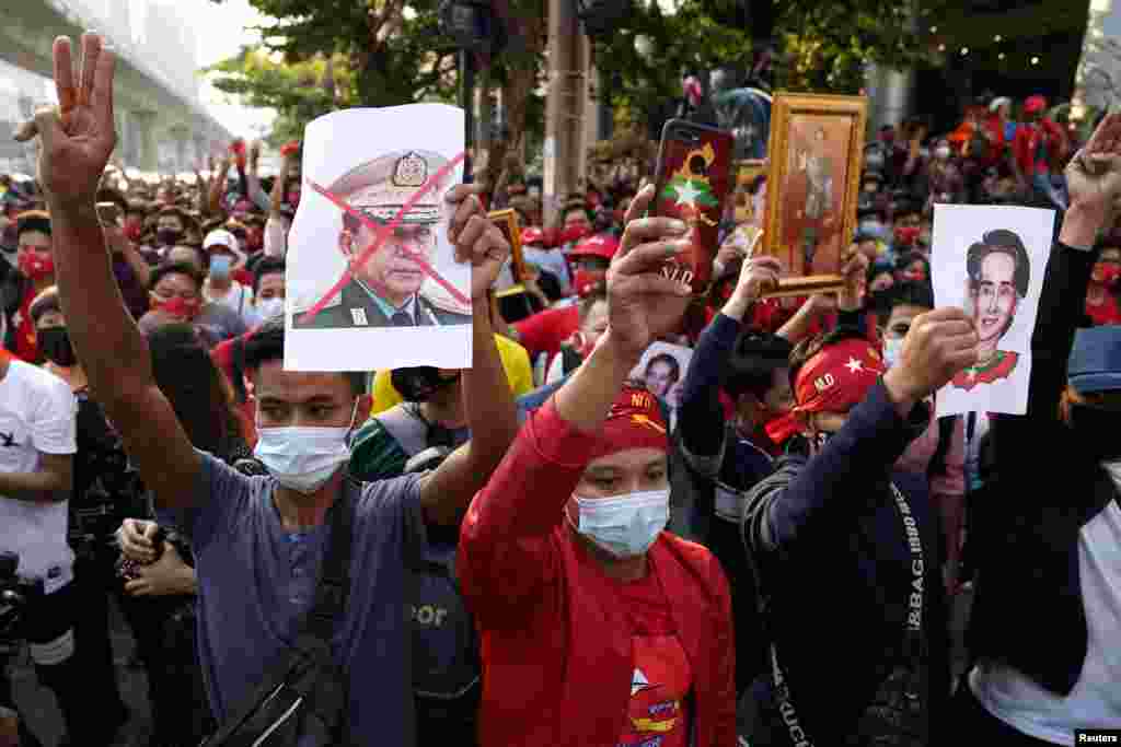 မြန်မာနိုင်ငံမှာ စစ်တပ်က အာဏာသိမ်းလိုက်တဲ့ လုပ်ရပ်ကို ကန့်ကွက်တဲ့အနေနဲ့ မြန်မာနိုင်ငံသား ရွှေ့ပြောင်းအလုပ်သမားတွေနဲ့ ထိုင်း တက်ကြွလှုပ်ရှားသူတွေ ဘန်ကောက်မြို့ မြန်မာသံရုံးရှေ့မှာ ဆန္ဒပြမြင်ကွင်း။ (ဖေဖော်ဝါရီ ၀၁၊ ၂၀၂၁)