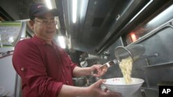台湾台北一家餐厅的厨师在做菠萝牛肉面。(2021年3月10日 )