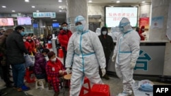 武汉红十字医院身穿防护服的医务人员和等候就诊的病患。(2020年1月25日)