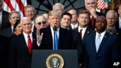 အခွန်ဥပဒေ အောင်မြင်မှုအတွက် Donald Trump နှင့် ရီပတ်ဘလီကန် လွှတ်တော်အမတ်တွေ အိမ်ဖြူတော်မှာ ဒီဇင်ဘာ ၂၀ ရက်နေ့က အောင်ပွဲခံနေစဉ်။