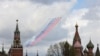 Російські реактивні літаки Су-25 над Кремлем і собором Василя Блаженного під час репетиції прольоту, який є частиною військового параду з нагоди річниці перемоги над нацистською Німеччиною у Другій світовій війні. Москва, РФ, 4 травня 2022 року.