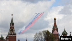 Російські реактивні літаки Су-25 над Кремлем і собором Василя Блаженного під час репетиції прольоту, який є частиною військового параду з нагоди річниці перемоги над нацистською Німеччиною у Другій світовій війні. Москва, РФ, 4 травня 2022 року.