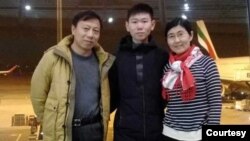 2018年初,不满19岁的包卓轩在经历了被摄像头和保安人员两年的全天候监视之后,获准离开中国前往澳大利亚求学。图为他离开前,在北京首都国际机场和妈妈王宇、爸爸包龙军在一起。(本人提供)