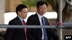 中国财政部副部长廖岷(左)率领中国代表团在华盛顿举行美中贸易谈判后离开。(2019年9月19日)