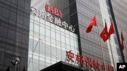 北京安邦保险集团大楼外面有人擦玻璃(2017年3月16日)