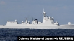 日本海上自卫队拍摄的中国一艘军舰2021年10月18日通过津轻海峡的情景 (路透社图片)