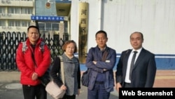 幸清贤的律师冉彤(左一)和唐志顺的律师寻找当事人(冉彤律师微博图片 )