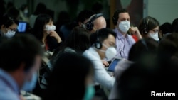 资料图:记者们在中国外交部举行的例行记者会上(2020年3月18日)