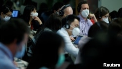 记者们在中国外交部举行的例行记者会上。(2020年3月18日)