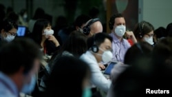 记者们在中国外交部举行的例行记者会上。(路透社2020年3月18日资料照)