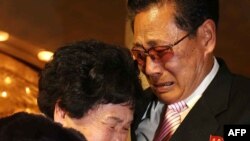 韩战离散家人在金刚山度假地相聚,抱头痛哭。(2014年2月20日)