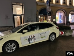 资料照片:停在德国慕尼黑老城格拉根瑙区的一辆出租车上展示的快时尚电商希音(SHEIN)的开学促销广告。(2024年10月18日)