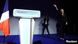 法国极右翼政党国民联盟(Rassemblement National - RN)候选人玛丽娜·勒庞(Marine Le Pen)在法国议会提前选举第一轮部分结果公布后在台上做出反应。(2024年6月30日)