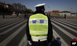 资料照:北京天安门附近的警察和便衣警察在执勤。