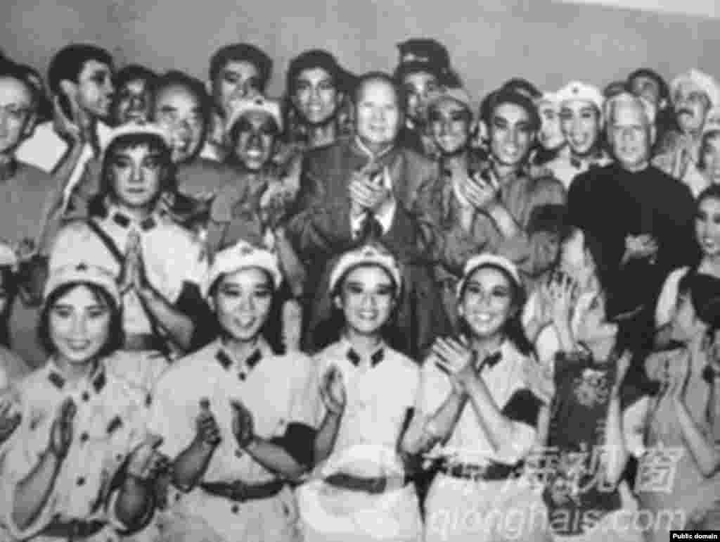 1964年10月8日,毛泽东、刘少奇等中国领导人观看《红色娘子军》,并与演员合影(当时中国报纸刊登的照片)。后来的文革中,有大字报揭发批判主要演员白淑湘说,毛主席和刘少奇接见演员时,别人喊毛主席万岁,而白淑湘喊刘主席万岁